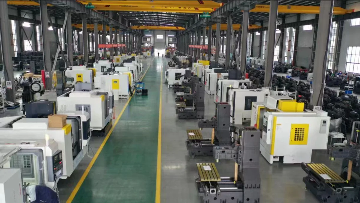 Handemo bancada inclinada CNC torno en la línea de producción con la bancada inclinada y la torreta visibles