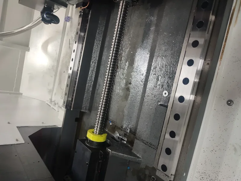 Carro para máquina herramienta con guía lineal y husillo de bolas sobre un eje de centro de mecanizado