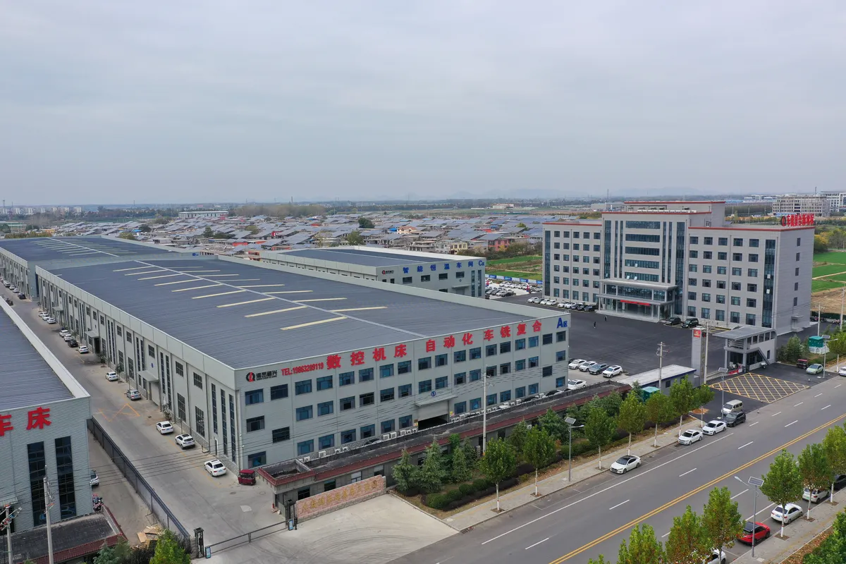 Handemo CNC Planta en Tengzhou con componentes mecanizados pesados ​​en producción